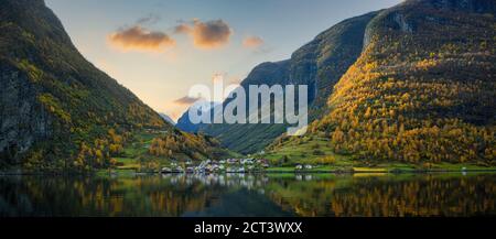 Panoramica il villaggio di Undredal è un piccolo villaggio sul fiordo. Aurlandsfjord costa occidentale della Norvegia durante la stagione autunnale. Foto Stock