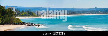 Foto panoramica della spiaggia di Coolangatta e della spiaggia di Kirra da Snapper Rocks, Queensland, Gold Coast, Australia Foto Stock