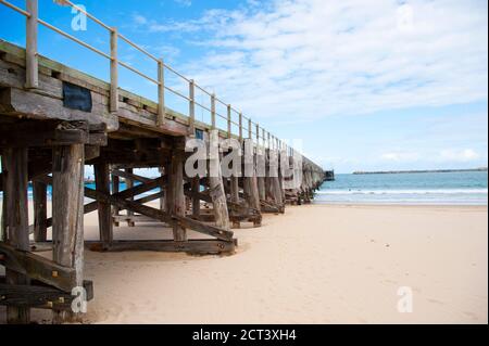 Jetty a Coffs Harbour sulla costa orientale dell'Australia, sfondo con spazio per la copia Foto Stock