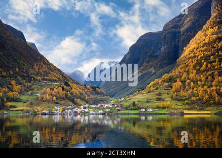 Il villaggio di Undredal è un piccolo villaggio sul fiordo. Aurlandsfjord costa occidentale della Norvegia, le alte montagne e i villaggi si riflettono nell'acqua durante un Foto Stock