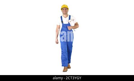 Operaio che cammina con stampe blu e sorridendo alla macchina fotografica su sfondo bianco. Foto Stock