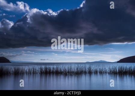 Tempesta nuvole sul Lago Titicaca a Challapampa Comunità, Isla del Sol (Isola del Sole), Bolivia, Sud America Foto Stock