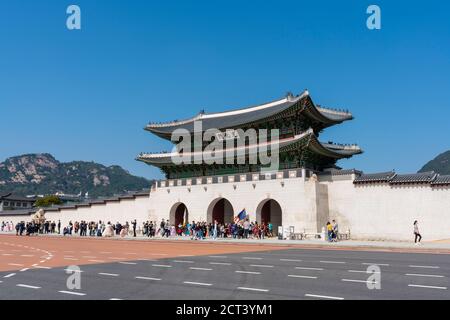 I turisti che visitano la porta di Gwanghwamun al Palazzo di Gyeongbokgung a Seoul Foto Stock