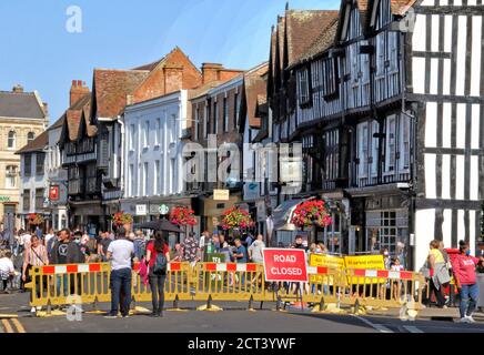 Stratford Upon Avon, Regno Unito. 19 Settembre 2020. Grande tratto di strada è chiuso per consentire ai pedoni di sedersi fuori pub, caffè e ristoranti nel centro della città.Stratford-upon-Avon è una città di mercato nella contea di Warwickshire, Inghilterra, sul fiume Avon. La città è una delle destinazioni turistiche più popolari in Inghilterra in quanto è il luogo di nascita e gravesite del drammaturgo e poeta William Shakespeare. Credit: SOPA Images Limited/Alamy Live News Foto Stock