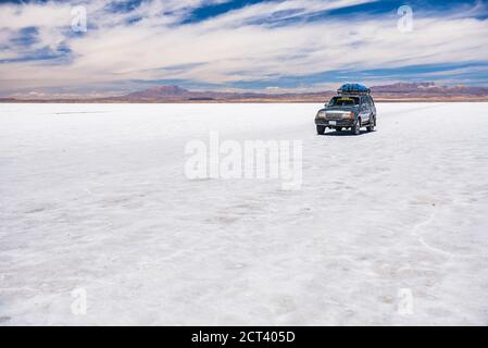 Tour in 4x4 delle saline di Uyuni (Salar de Uyuni), Uyuni, Bolivia, Sud America Foto Stock