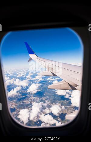 Vista dalla finestra dell'aereo mentre l'aereo atterra nell'aeroporto di Quito, provincia di Pichincha, Ecuador, Sud America Foto Stock