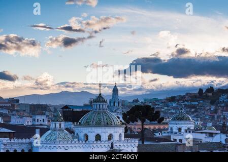 Centro storico e la guglia della Cattedrale di Quito, Città Vecchia di Quito, Ecuador, Sud America Foto Stock