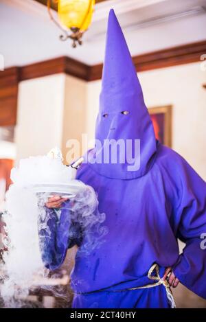 Serve il gelato monaco di San Agustinian al Plaza Grande Hotel, Piazza Independence nel centro storico della città di Quito, Ecuador, Sud America Foto Stock