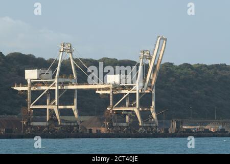 Gru sul molo del terminal del carbone Transnet, porto di Durban, KwaZulu-Natal, Sudafrica, carico sfuso, logistica, movimentazione materiali, industria, macchine Foto Stock