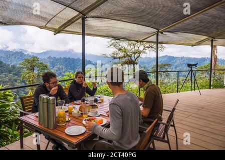 I turisti che hanno la prima colazione nella giungla presso lo Sky Life Centre presso la Foresta Nuvola di Mashpi nella Foresta pluviale di Choco, Ecuador, Sud America Foto Stock