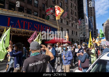 NEW YORK, NY – 20 SETTEMBRE 2020: Un e New York City, la settimana del clima a New York 2020 è stata inaugurare con un "March for Climate Justice NYC". Foto Stock