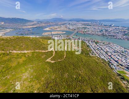 Sentiero escursionistico vicino alla città. Vista aerea dal drone Foto Stock