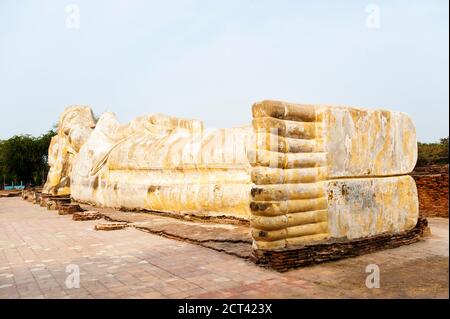 Buddha reclinato a Wat Lokayasurtharam nel Parco storico antico di Ayutthaya City, Thailandia, Sud-est asiatico Foto Stock