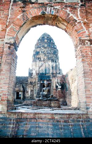 Famiglia di scimmie che gioca su una statua di Buddha al tempio buddista Phra Prang Sam Yot, Lopburi, Thailandia, Sud-est asiatico Foto Stock