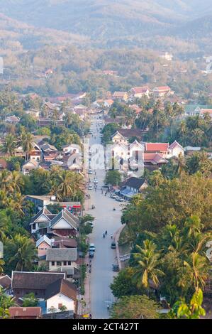 Vista su Luang Prabang dal tempio di Wat Phousi, Laos, Sud-est asiatico Foto Stock