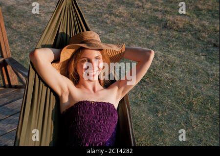 Rilassarsi in un'amaca a Vang Vieng, Laos, Sud-est asiatico Foto Stock