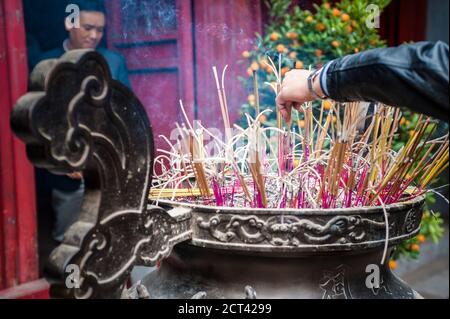 Incenso bruciante ad un tempiale buddista in Hanoi, Vietnam, Asia sudorientale Foto Stock