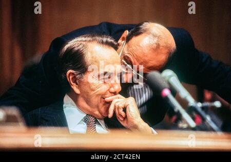 Il leader della maggioranza del Senato statunitense Bob Dole (repubblicano del Kansas) e il senatore statunitense Alfonse D'Amato (repubblicano di New York) discutono la testimonianza del Segretario del Tesoro americano Robert Rubin durante un'audizione del Comitato finanziario del Senato degli Stati Uniti su Capitol Hill a Washington, DC il 10 gennaio 1995.Credit: Ron Sachs/CNP | utilizzo in tutto il mondo Foto Stock