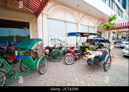 TukTuk driver dormono nei loro Tuktuk a Phnom Penh, Cambogia, Sud-est asiatico Foto Stock