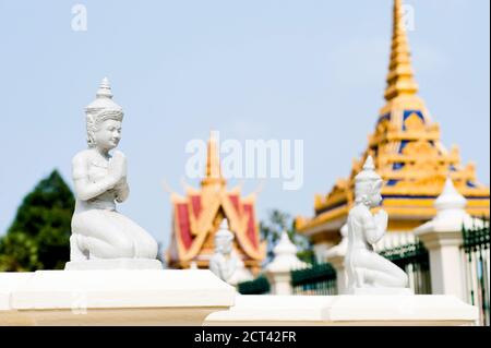Piccole statue di Buddha Bianco nella Pagoda d'Argento, alias il Tempio del Buddha di Smeraldo al Palazzo reale, Phnom Penh, Cambogia, Sud-est asiatico Foto Stock
