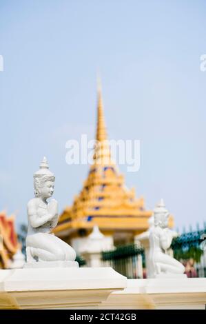 Il Tempio del Buddha di Smeraldo al Palazzo reale, una piccola statua bianca del Buddha, Phnom Penh, Cambogia, Sud-est asiatico, Asia, Sud-est asiatico Foto Stock