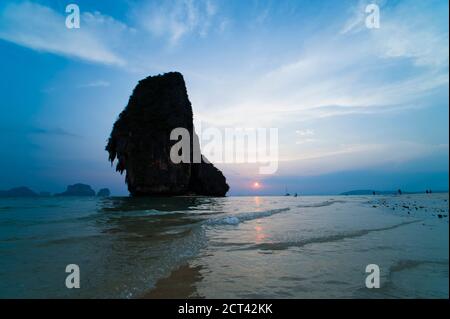 Carso calcareo silhouette al tramonto sulla esotica spiaggia di Ao Phra Nang, Railay, Thailandia del Sud, Asia sudorientale Foto Stock