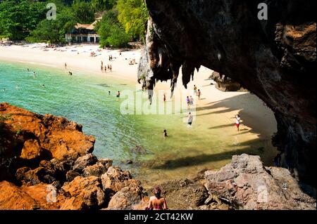 Turistico su bella, tropicale, Ao Phra Nang Beach, Railay (Rai Leh), Thailandia del Sud, Sud-est asiatico Foto Stock