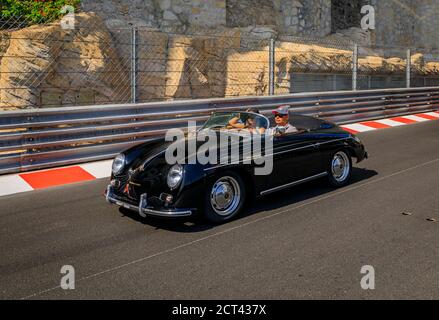 Monte Carlo, Monaco - 05 settembre 2015: Classic 1950 nero 356 Porsche California Edition speedster fuori dal famoso tunnel Foto Stock