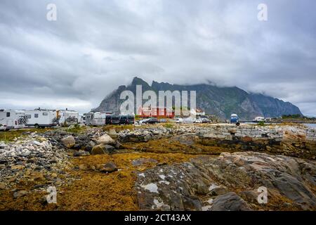 Parcheggio in una piccola città nelle Isole Lofoten il cielo è nuvoloso come sta per piovere. Henningsvaer, Norvegia Foto Stock