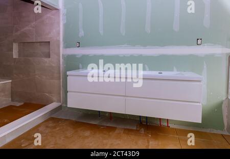 Ristrutturazione del bagno principale con nuovo bagno in costruzione muro a secco per interni pronto per piastrelle in una nuova casa di lusso Foto Stock