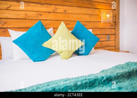 Interni di lusso in una boutique hotel e casa con cuscini blu, letto e luce accanto al letto, Cile, Sud America Foto Stock