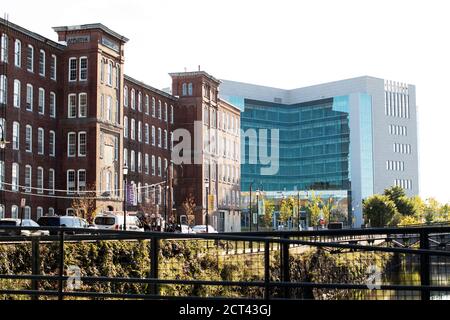 Guardando verso Jackson Street e vecchi edifici di mulino vicino al nuovo Centro di Giustizia di Lowell, Massachusetts, Stati Uniti. Foto Stock