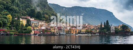 Paesaggio del lago di Como con cielo molto nuvoloso e montagne, che si trova nel nord Italia. Foto Stock