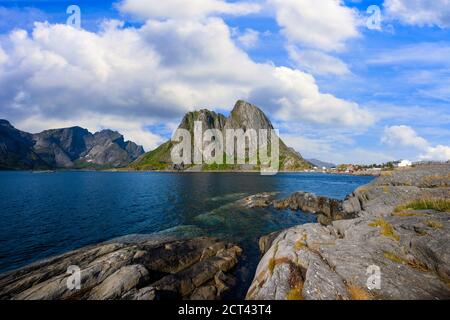 Vista sulle montagne e sul mare nel villaggio di pescatori di Hamnoy. Questa è una destinazione turistica popolare per i turisti e fotografi nelle isole Lofoten, NOR Foto Stock