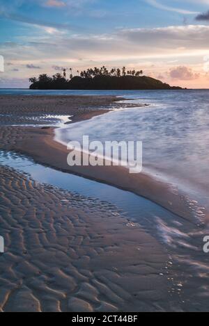 Alba a muri Beach e tropicale Motu Taakoka Island, Rarotonga, Isole Cook Foto Stock