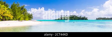 Muri Beach e Motu Taakoka tropicale iIsland con belle acque cristalline blu e perfetta spiaggia di sabbia bianca, Rarotonga, Isole Cook Foto Stock