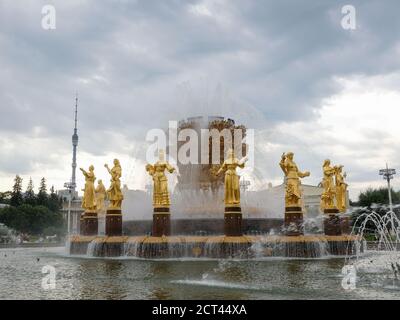 Fountain Friendship of Peoples al Centro Espositivo All-Russian Exhibition Centre, ex Mostra dei successi del National Econo Foto Stock