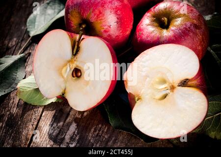 Rosso a fette mele biologiche sul tavolo di legno.Il fuoco selettivo sulla sinistra apple Foto Stock