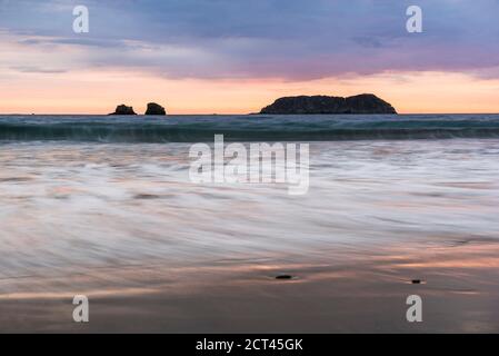 Playa Espadilla Beach al tramonto, Manuel Antonio, Costa del Pacifico, Costa Rica Foto Stock