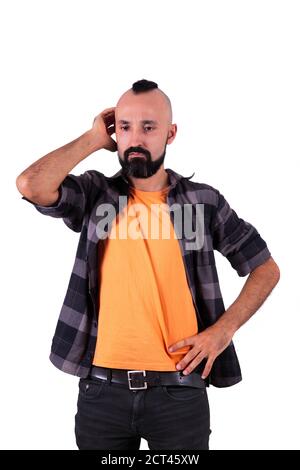 Preoccupato giovane uomo ispanico graffiando la testa in confusione o. preoccupazione Foto Stock