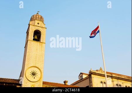 Foto del Campanile della città di Dubrovnik e la bandiera croata, Dubrovnik, Dalmazia, Croazia Foto Stock