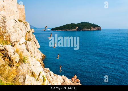 Foto di salto dalla scogliera al Buza Bar, noto anche come Cafe Buza, Dubrovnik, Croazia Foto Stock