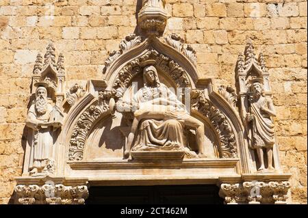 Particolare di scultura in pietra nel Monastero Francescano, Stradun, Dubrovnik Città Vecchia, Croazia Foto Stock