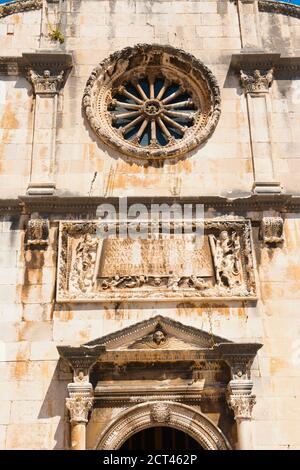 Particolare di scultura in pietra nel Monastero Francescano, Stradun, Dubrovnik Città Vecchia, Croazia Foto Stock