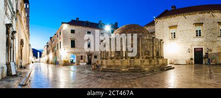 Foto panoramica della città vecchia di Dubrovnik di notte, tra cui la Fontana di Onofrio, Stradun e il Campanile della città di Dubrovnik, Croazia Foto Stock