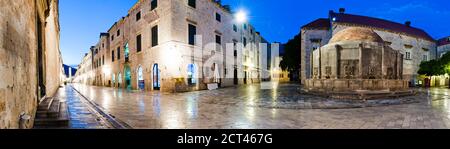 Foto panoramica della città vecchia di Dubrovnik, tra cui la Fontana di Onofrio, Stradun e il Campanile della città di Dubrovnik di notte, Croazia Foto Stock