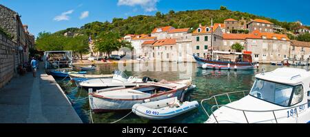 Foto panoramica delle barche nel porto, Isola di Sipan (Sipano), Isole Elafiti, Costa dalmata, Croazia Foto Stock