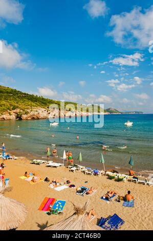 Turisti sulla spiaggia di Sunj, una spiaggia sabbiosa sull'isola di Lopud, Isole Elafiti, Costa dalmata, Croazia Foto Stock