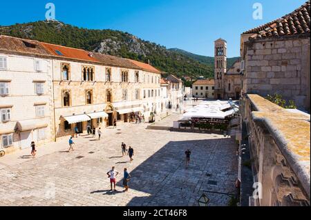 Piazza Santo Stefano (Trg Svetog Stjepana) e Cattedrale di Santo Stefano, la città di Hvar, isola di Hvar, Croazia Foto Stock