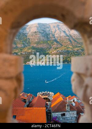 Windsurf alla città di Korcula al tramonto, visto dal campanile della Cattedrale di San Marco, l'isola di Korcula, Dalmazia (Dalmacija), Croazia Foto Stock